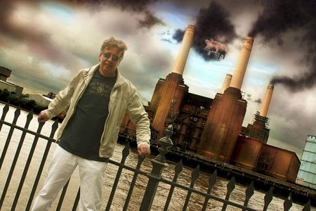 Christof Ziegler vor der beruehmten Battersea Powerstation. Konzertereignis des Jahres, Roger Waters Rock-Oper The Wall