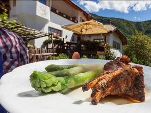 Das Suedtiroler Dorf Terlan ist beruehmt fuer seinen Spargel – und der Roter Hahn-Buschenschank Oberlegar fuer seine Spargelgerichte