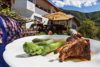Das Suedtiroler Dorf Terlan ist beruehmt fuer seinen Spargel – und der Roter Hahn-Buschenschank Oberlegar fuer seine Spargelgerichte
