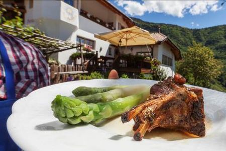 Das Suedtiroler Dorf Terlan ist beruehmt fuer seinen Spargel – und der Roter Hahn-Buschenschank Oberlegar fuer seine Spargelgerichte
