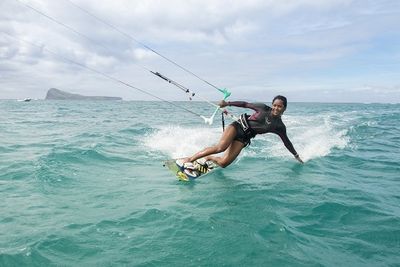 Wassersport auf Mauritius Kitesurfen vor der Kueste von Mauritius