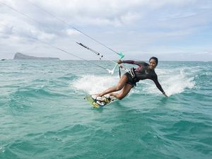 Wassersport auf Mauritius Kitesurfen vor der Kueste von Mauritius Wassersport auf Mauritius Kitesurfen vor der Kueste von Mauritius