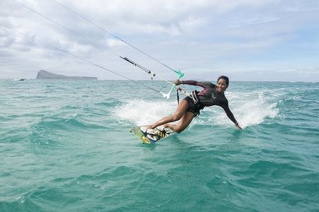 Wassersport auf Mauritius Kitesurfen vor der Kueste von Mauritius