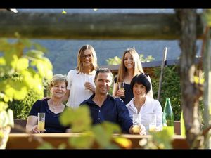 Bei Familie Thurner vom Feldhof in Vilpian Terlan in Suedtirols Sueden helfen alle zusammen