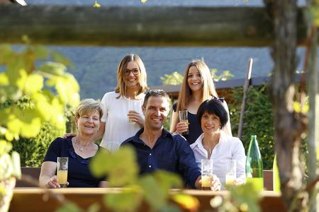 Bei Familie Thurner vom Feldhof in Vilpian Terlan in Suedtirols Sueden helfen alle zusammen