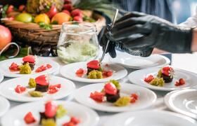 Oberbayerns kulinarischer Sommerhit – beim „Food-Festival“ am 30. Juli 2022 im Hotel Vier Jahreszeiten Starnberg probieren sich Feinschmecker durch rund 20 verschiedene Geschmacksstationen Oberbayerns kulinarischer Sommerhit – beim „Food-Festival“ am 30. Juli 2022 im Hotel Vier Jahreszeiten Starnberg probieren sich Feinschmecker durch rund 20 verschiedene Geschmacksstationen