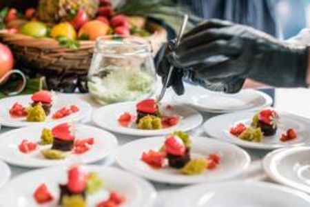 Oberbayerns kulinarischer Sommerhit – beim „Food-Festival“ am 30. Juli 2022 im Hotel Vier Jahreszeiten Starnberg probieren sich Feinschmecker durch rund 20 verschiedene Geschmacksstationen