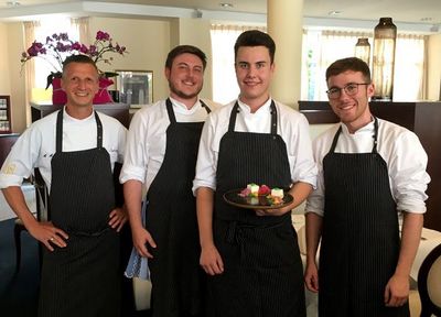 Beim Azubi Gourmet-Menue im August 2019 macht Sternechef Maximilian Moser aus dem Hotel Vier Jahreszeiten Starnberg Platz fuer seine Nachwuchskoeche um Florian Bertram, Korbinian Leitner und Yannice Dippert