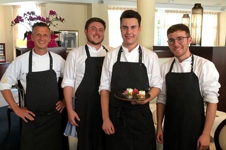Beim Azubi Gourmet-Menue im August 2019 macht Sternechef Maximilian Moser aus dem Hotel Vier Jahreszeiten Starnberg Platz fuer seine Nachwuchskoeche um Florian Bertram, Korbinian Leitner und Yannice Dippert