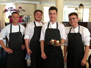 Beim Azubi Gourmet-Menue im August 2019 macht Sternechef Maximilian Moser aus dem Hotel Vier Jahreszeiten Starnberg Platz fuer seine Nachwuchskoeche um Florian Bertram, Korbinian Leitner und Yannice Dippert Beim Azubi Gourmet-Menue im August 2019 macht Sternechef Maximilian Moser aus dem Hotel Vier Jahreszeiten Starnberg Platz fuer seine Nachwuchskoeche um Florian Bertram, Korbinian Leitner und Yannice Dippert