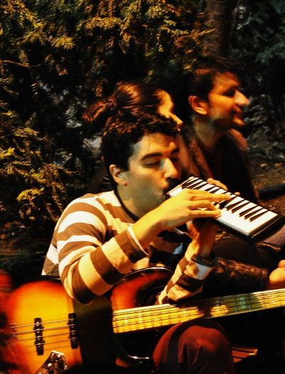 Musiker in Istanbul  ziehen Menschenmassen an, musikalische Spektakel um die sich schnell größere Menschentrauben bilden.