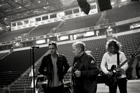 Musik Rock: Passend zum Fest veröffentlichen The Killers zum siebten Mal eine Benefiz-Weihnachtssingle und kündigen Deutschland-Konzerte für 2013 an
