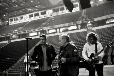 Musik Rock: Passend zum Fest veröffentlichen The Killers zum siebten Mal eine Benefiz-Weihnachtssingle und kündigen Deutschland-Konzerte für 2013 an
