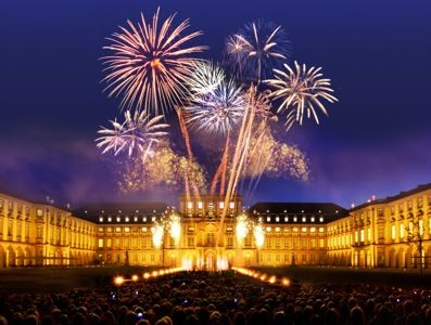 Schloss in Flammen vor der Kulisse des Mannheimer Barockschlosses