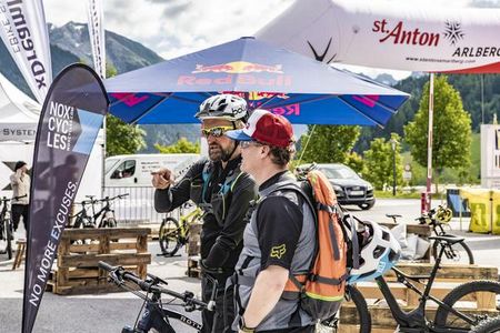 Fachsimpeln in St. Anton am Arlberg in Oesterreich das zweite E-Bike Fest lockt Interessierte von 21. bis 23. Juni 2019 ins Tiroler Bergdorf