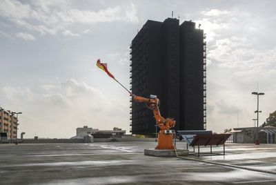 Installation Sender von realities united vor dem Bergkamener Wohnturm