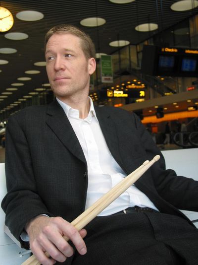 Carsten Lindholm wurde 1969 in der kleinen Stadt Kerteminde auf der Insel Fuenen in Daenemark geboren