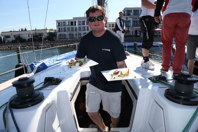 Essen und Trinken Sail & Cooking Challenge Skipper mit Gericht Essen und Trinken Sail & Cooking Challenge Skipper mit Gericht