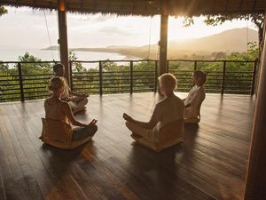 Meditation mit Meerblick, dazu Coaching und Mentoring, laesst Gaeste im thailändischen Kamalaya auf Koh Samui wieder zu sich selbst finden Meditation mit Meerblick, dazu Coaching und Mentoring, laesst Gaeste im thailändischen Kamalaya auf Koh Samui wieder zu sich selbst finden