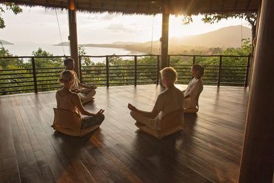 Meditation mit Meerblick, dazu Coaching und Mentoring, laesst Gaeste im thailändischen Kamalaya auf Koh Samui wieder zu sich selbst finden