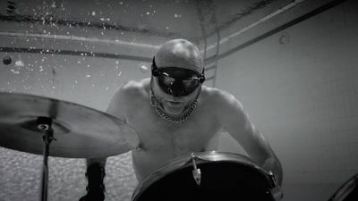 Egal wie sehr der Drummer auch draufhaut, an der Oberfläche bleibt es still
