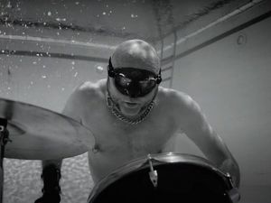 Egal wie sehr der Drummer auch draufhaut, an der Oberfläche bleibt es still Egal wie sehr der Drummer auch draufhaut, an der Oberfläche bleibt es still