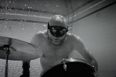 Egal wie sehr der Drummer auch draufhaut, an der Oberfläche bleibt es still