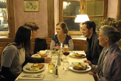 Film UND MORGEN MITTAG BIN ICH TOT Abendessen mit der Familie Film UND MORGEN MITTAG BIN ICH TOT Abendessen mit der Familie