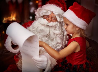 Die Kinder freuen sich ueber den Weihnachtsmann
