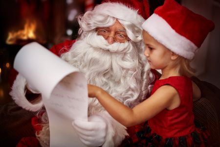 Die Kinder freuen sich ueber den Weihnachtsmann