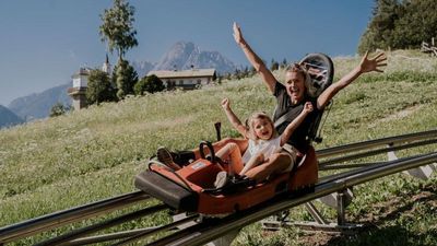 Der „Osttirodler“ am Lienzer Hochstein in Österreich ist ein Highlight für Jung und Alt. Mit knapp drei Kilometern zählt er zu einem der längsten Alpin Coaster der Alpen