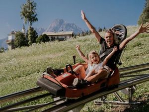Der „Osttirodler“ am Lienzer Hochstein in Österreich ist ein Highlight für Jung und Alt. Mit knapp drei Kilometern zählt er zu einem der längsten Alpin Coaster der Alpen
