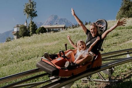 Der „Osttirodler“ am Lienzer Hochstein in Österreich ist ein Highlight für Jung und Alt. Mit knapp drei Kilometern zählt er zu einem der längsten Alpin Coaster der Alpen
