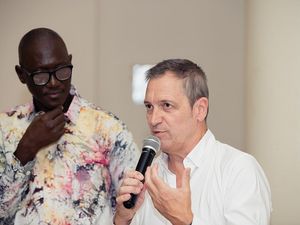 Prof. Ibrahima Diagne, Leiter des Instituts für Fremdsprachen, Universität Cheikh Anta Diop, Dakar, und Dieter Nuhr Prof. Ibrahima Diagne, Leiter des Instituts für Fremdsprachen, Universität Cheikh Anta Diop, Dakar, und Dieter Nuhr