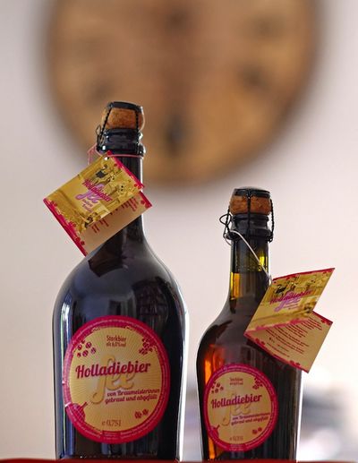 HolldadieBierfee gibt es in der 0,75 und 0,33 Liter Flasche