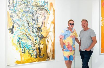 TV-Moderator Johannes B. Kerner und Leon Löwentraut in der Ausstellung