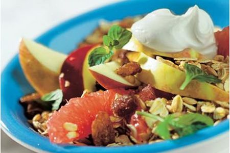 Richtig essen vor dem Sport - Obst mit Joghurt und Müsli