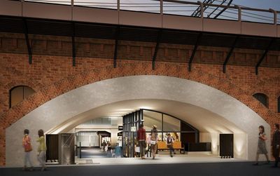 Das Hibiya OKUROJI eroeffnet unter historischer Viaduktbruecke