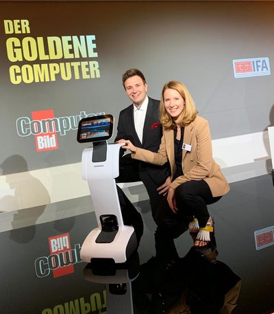 Die Marketing Direktorin EMEA Anja Schimmelpfennig von Medisana und André Lehnen bei Barbara Schoeneberger auf der Buehne
