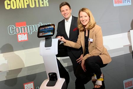 Die Marketing Direktorin EMEA Anja Schimmelpfennig von Medisana und André Lehnen bei Barbara Schoeneberger auf der Buehne
