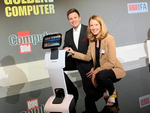 Die Marketing Direktorin EMEA Anja Schimmelpfennig von Medisana und André Lehnen bei Barbara Schoeneberger auf der Buehne