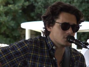 John Clayton Mayer 16. Oktober 1977 in Bridgeport, Connecticut ist ein US-amerikanischer Singer/Songwriter und Gitarrist, der bereits sieben Mal mit einem Grammy ausgezeichnet wurde John Clayton Mayer 16. Oktober 1977 in Bridgeport, Connecticut ist ein US-amerikanischer Singer/Songwriter und Gitarrist, der bereits sieben Mal mit einem Grammy ausgezeichnet wurde