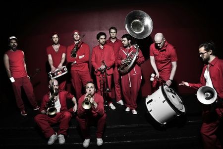 Moop Mama geben Konzert im Posthof Linz
