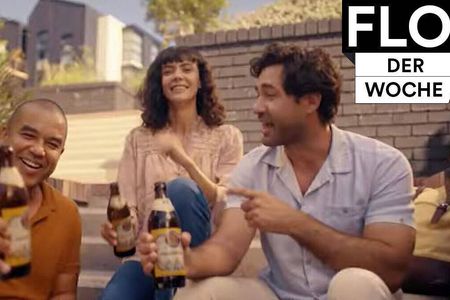 Standard-Szene in der Bierwerbung: Treffen unter Freunden