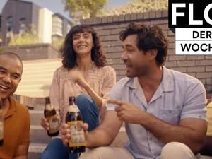 Standard-Szene in der Bierwerbung: Treffen unter Freunden
