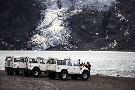 Island Jeeps Offroad vor Gletscher