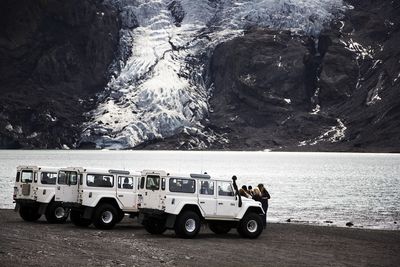 Island Jeeps Offroad vor Gletscher