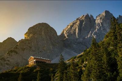 Waehrend der Ellmauer Wanderwoche im September 2019 ist die Gruttenhuette 1.600 Meter auf der sonnigen Suedseite des Wilden Kaisers Ziel der Abschluss-Tour