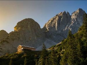 Waehrend der Ellmauer Wanderwoche im September 2019 ist die Gruttenhuette 1.600 Meter auf der sonnigen Suedseite des Wilden Kaisers Ziel der Abschluss-Tour Waehrend der Ellmauer Wanderwoche im September 2019 ist die Gruttenhuette 1.600 Meter auf der sonnigen Suedseite des Wilden Kaisers Ziel der Abschluss-Tour
