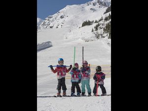 Die Uebungswiese der Skischule Kostenzer in Hochfuegen in Tirol im Winter 2020/21 fahren Pistenzwergerl eher auf den heimischen Haengen Die Uebungswiese der Skischule Kostenzer in Hochfuegen in Tirol im Winter 2020/21 fahren Pistenzwergerl eher auf den heimischen Haengen